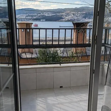 Nikol & Stella's House Apartment