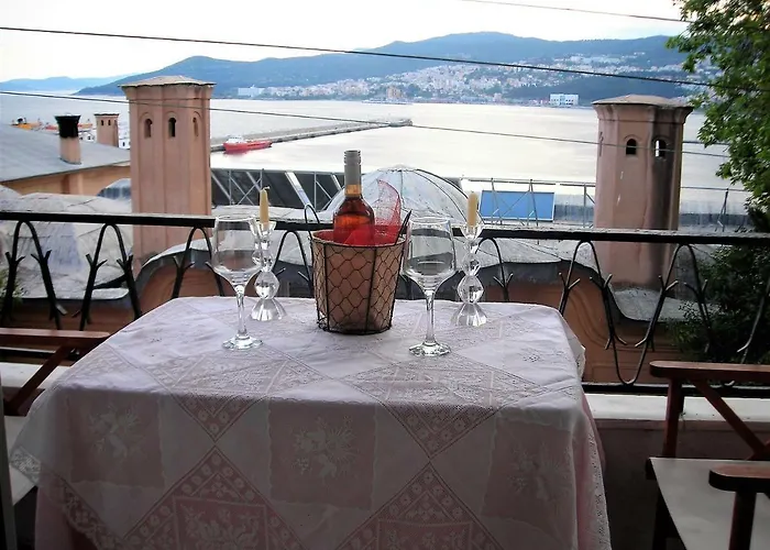 Nikol & Stella's House Apartment